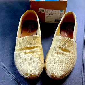 Tom’s classic slip on in Yellow Freetown size 8.5 LIKE NEW